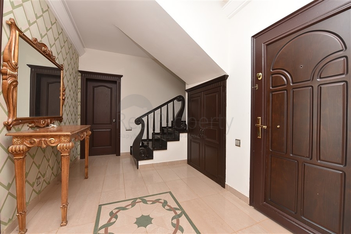 فيلا اطلالة بحر في الانيا - 4 غرف وصالة - ضمن مركز الانيا 