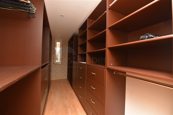 فيلا اطلالة بحر في الانيا - 4 غرف وصالة - ضمن مركز الانيا 