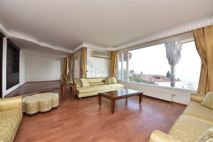 فيلا اطلالة بحر في الانيا - 4 غرف وصالة - ضمن مركز الانيا 