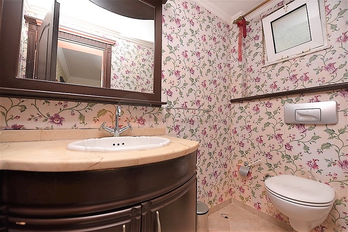 فيلا اطلالة بحر في الانيا - 4 غرف وصالة - ضمن مركز الانيا 