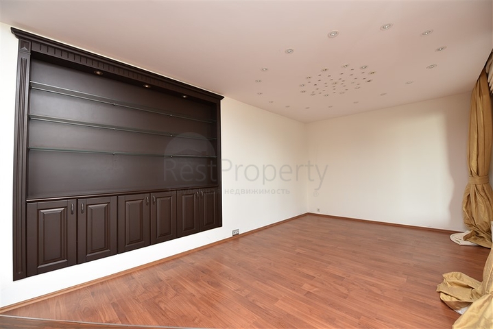 فيلا اطلالة بحر في الانيا - 4 غرف وصالة - ضمن مركز الانيا 