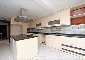 فيلا اطلالة بحر في الانيا - 4 غرف وصالة - ضمن مركز الانيا 