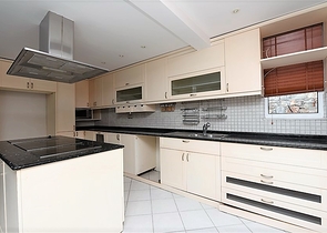 فيلا اطلالة بحر في الانيا - 4 غرف وصالة - ضمن مركز الانيا 