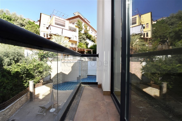 اطلالة ساحرة على البحر وقلعة الانيا - شقة غرفتين وصالة - ضمن مجمع فاخر - في مركز الانيا 