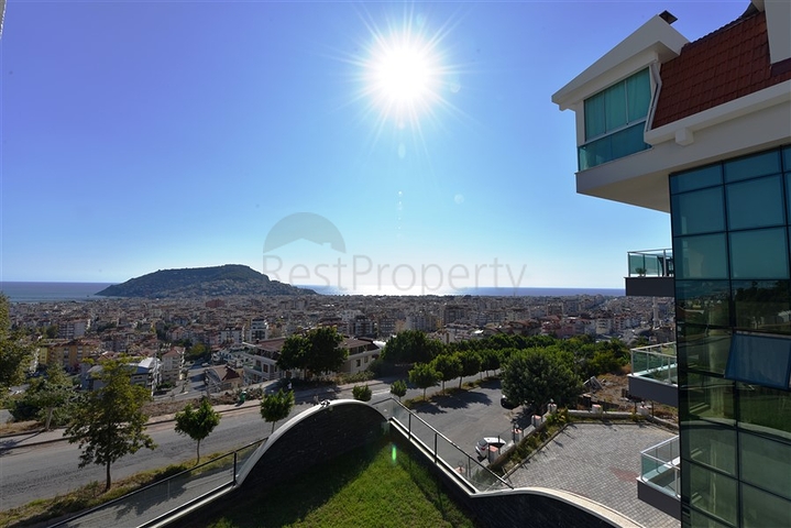 اطلالة ساحرة على البحر وقلعة الانيا - شقة غرفتين وصالة - ضمن مجمع فاخر - في مركز الانيا 