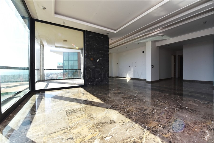 اطلالة ساحرة على البحر وقلعة الانيا - شقة غرفتين وصالة - ضمن مجمع فاخر - في مركز الانيا 