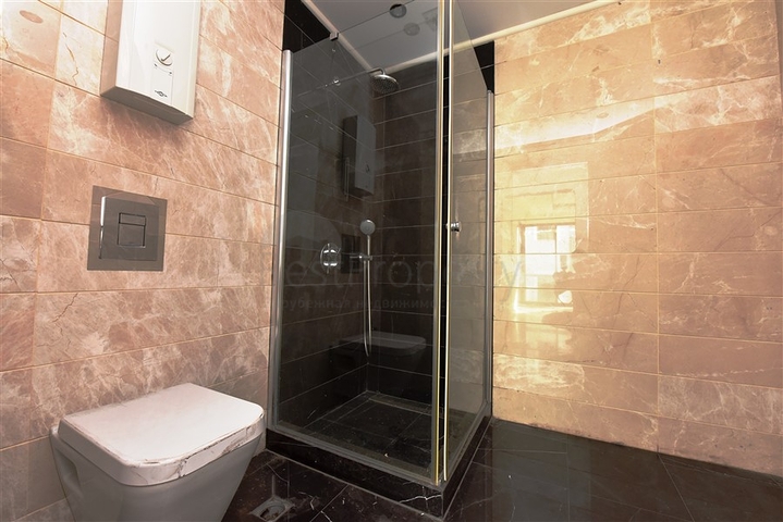 اطلالة ساحرة على البحر وقلعة الانيا - شقة غرفتين وصالة - ضمن مجمع فاخر - في مركز الانيا 