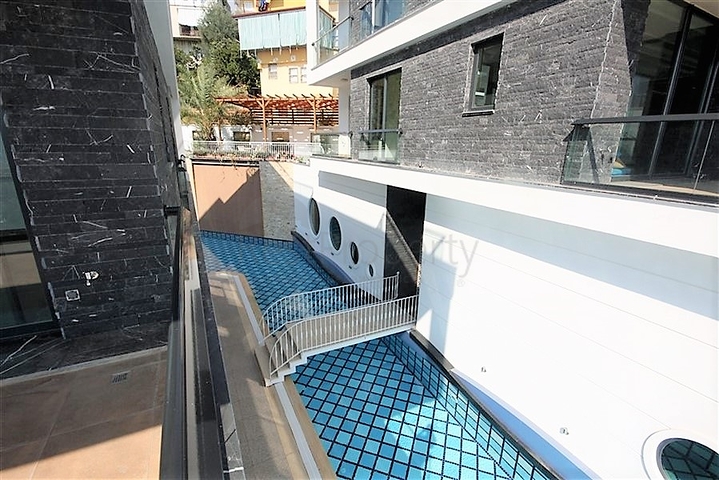 اطلالة ساحرة على البحر وقلعة الانيا - شقة غرفتين وصالة - ضمن مجمع فاخر - في مركز الانيا 