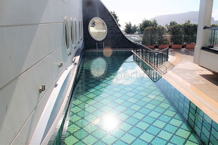 اطلالة ساحرة على البحر وقلعة الانيا - شقة غرفتين وصالة - ضمن مجمع فاخر - في مركز الانيا 