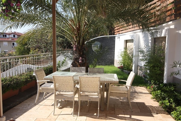 اطلالة ساحرة على البحر وقلعة الانيا - شقة غرفتين وصالة - ضمن مجمع فاخر - في مركز الانيا 