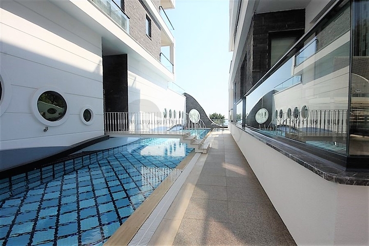 اطلالة ساحرة على البحر وقلعة الانيا - شقة غرفتين وصالة - ضمن مجمع فاخر - في مركز الانيا 