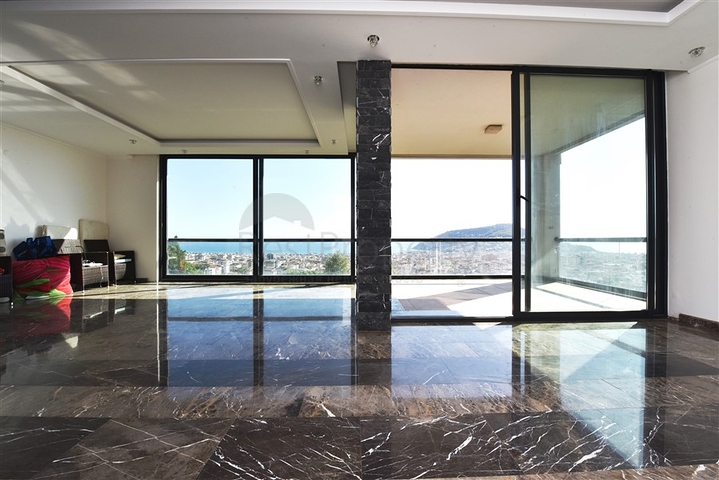 اطلالة ساحرة على البحر وقلعة الانيا - شقة غرفتين وصالة - ضمن مجمع فاخر - في مركز الانيا 