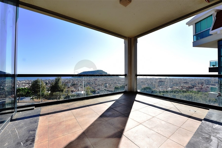 اطلالة ساحرة على البحر وقلعة الانيا - شقة غرفتين وصالة - ضمن مجمع فاخر - في مركز الانيا 