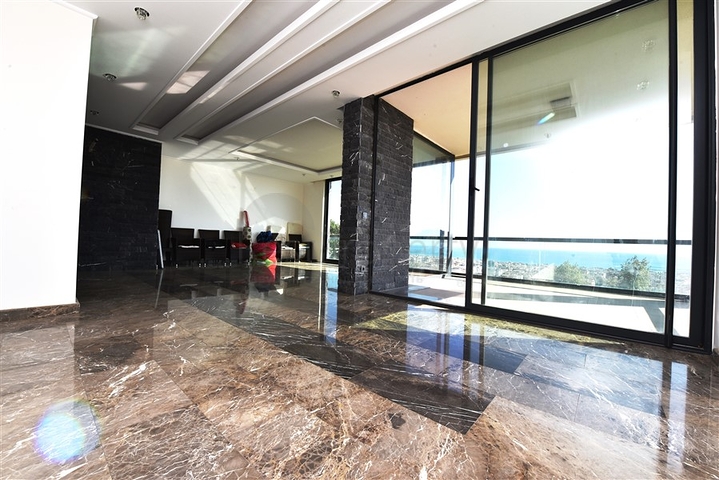 اطلالة ساحرة على البحر وقلعة الانيا - شقة غرفتين وصالة - ضمن مجمع فاخر - في مركز الانيا 