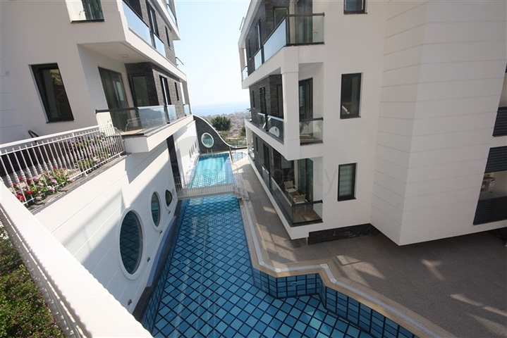 اطلالة ساحرة على البحر وقلعة الانيا - شقة غرفتين وصالة - ضمن مجمع فاخر - في مركز الانيا 