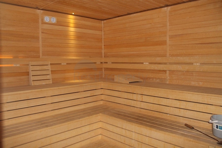 اطلالة ساحرة على البحر وقلعة الانيا - شقة غرفتين وصالة - ضمن مجمع فاخر - في مركز الانيا 