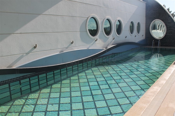 اطلالة ساحرة على البحر وقلعة الانيا - شقة غرفتين وصالة - ضمن مجمع فاخر - في مركز الانيا 