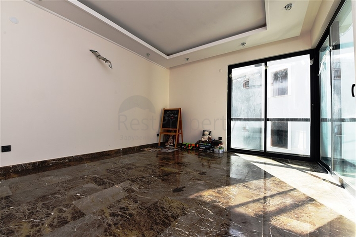 اطلالة ساحرة على البحر وقلعة الانيا - شقة غرفتين وصالة - ضمن مجمع فاخر - في مركز الانيا 