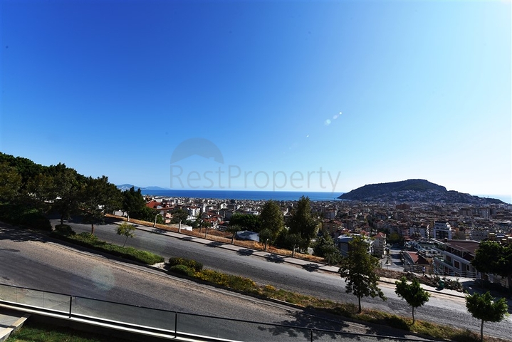 اطلالة ساحرة على البحر وقلعة الانيا - شقة غرفتين وصالة - ضمن مجمع فاخر - في مركز الانيا 