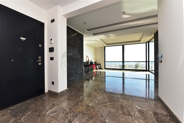 اطلالة ساحرة على البحر وقلعة الانيا - شقة غرفتين وصالة - ضمن مجمع فاخر - في مركز الانيا 