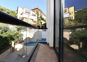 اطلالة ساحرة على البحر وقلعة الانيا - شقة غرفتين وصالة - ضمن مجمع فاخر - في مركز الانيا 