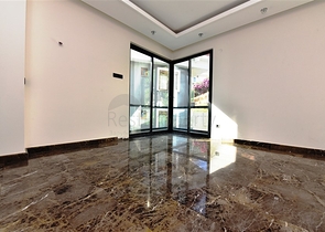 اطلالة ساحرة على البحر وقلعة الانيا - شقة غرفتين وصالة - ضمن مجمع فاخر - في مركز الانيا 