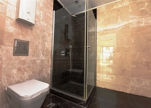 اطلالة ساحرة على البحر وقلعة الانيا - شقة غرفتين وصالة - ضمن مجمع فاخر - في مركز الانيا 