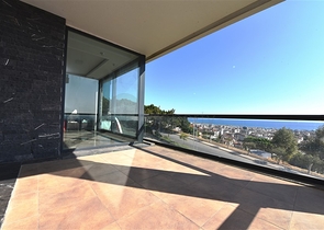 اطلالة ساحرة على البحر وقلعة الانيا - شقة غرفتين وصالة - ضمن مجمع فاخر - في مركز الانيا 