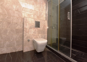 اطلالة ساحرة على البحر وقلعة الانيا - شقة غرفتين وصالة - ضمن مجمع فاخر - في مركز الانيا 