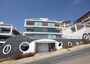 اطلالة ساحرة على البحر وقلعة الانيا - شقة غرفتين وصالة - ضمن مجمع فاخر - في مركز الانيا 