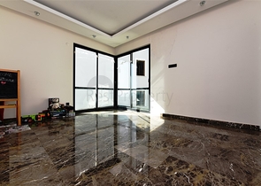 اطلالة ساحرة على البحر وقلعة الانيا - شقة غرفتين وصالة - ضمن مجمع فاخر - في مركز الانيا 