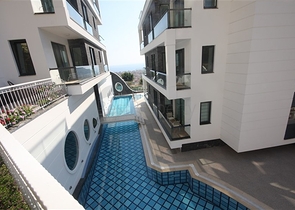 اطلالة ساحرة على البحر وقلعة الانيا - شقة غرفتين وصالة - ضمن مجمع فاخر - في مركز الانيا 