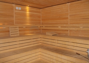 اطلالة ساحرة على البحر وقلعة الانيا - شقة غرفتين وصالة - ضمن مجمع فاخر - في مركز الانيا 