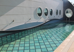 اطلالة ساحرة على البحر وقلعة الانيا - شقة غرفتين وصالة - ضمن مجمع فاخر - في مركز الانيا 