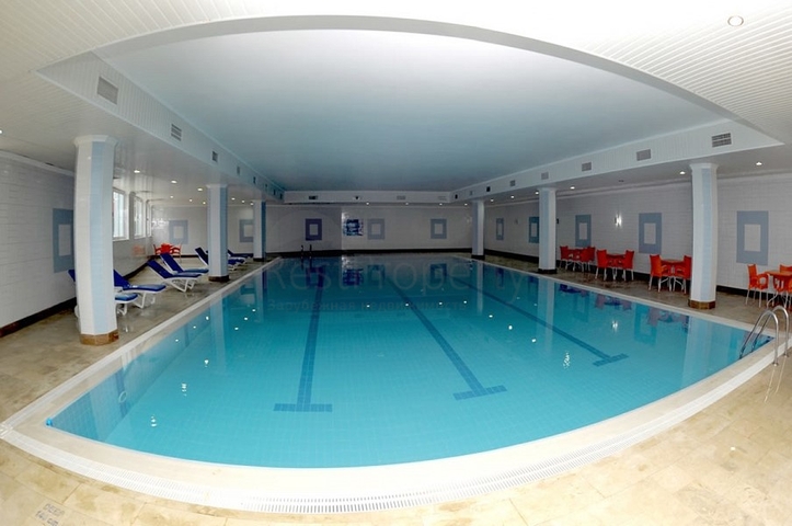 اطلالة على المسبح - شقة 2 غرفة وصالة - ضمن مجمع يضم كافة الخدمات - مهموتلار / الانيا 