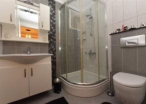 شقة اطلالة بحرية في الانيا -تصميم 2 غرفة وصالة - مفروشة - في منطقة مهوتلار / الانيا 