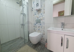 100 متر عن البحر - في مركز الانيا -شقة 2 غرفة وصالة .