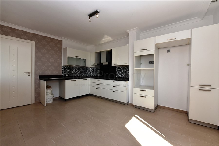 شقة عائلية في مركز الانيا -طابق 10 - تصميم 3 غرف وصالة - الانيا 