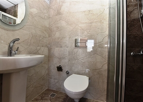 شقة عائلية في مركز الانيا -طابق 10 - تصميم 3 غرف وصالة - الانيا 