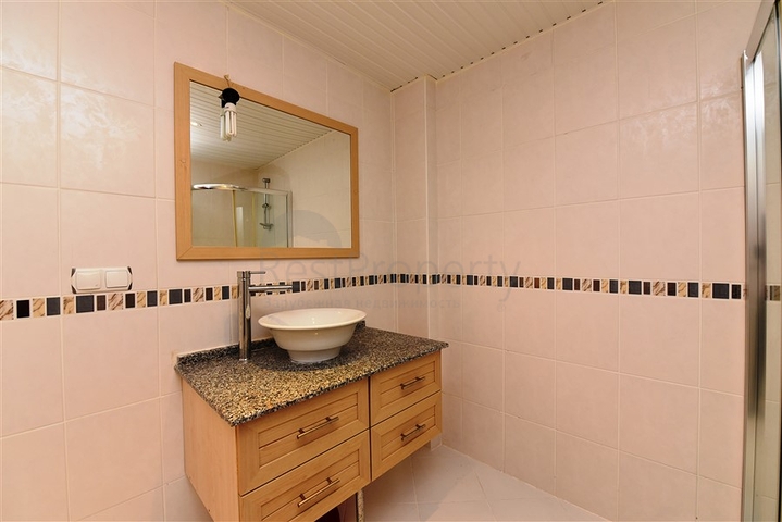 تراس واسع - شقة غرفتين وصالة -في منطقة توسمور المركزية / الانيا