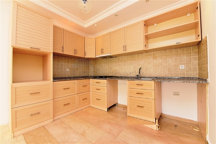 تراس واسع - شقة غرفتين وصالة -في منطقة توسمور المركزية / الانيا