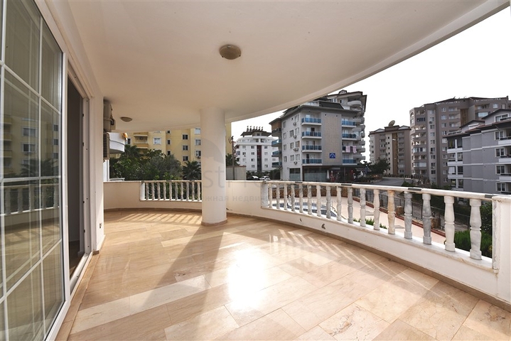 تراس واسع - شقة غرفتين وصالة -في منطقة توسمور المركزية / الانيا