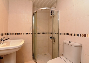 تراس واسع - شقة غرفتين وصالة -في منطقة توسمور المركزية / الانيا