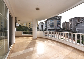 تراس واسع - شقة غرفتين وصالة -في منطقة توسمور المركزية / الانيا