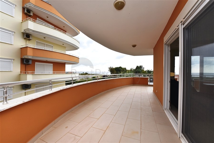 على البحر مباشرة - شقق عائلية 2 غرفة وصالة -في مدينة الانيا / منطقة ديمرتاش 