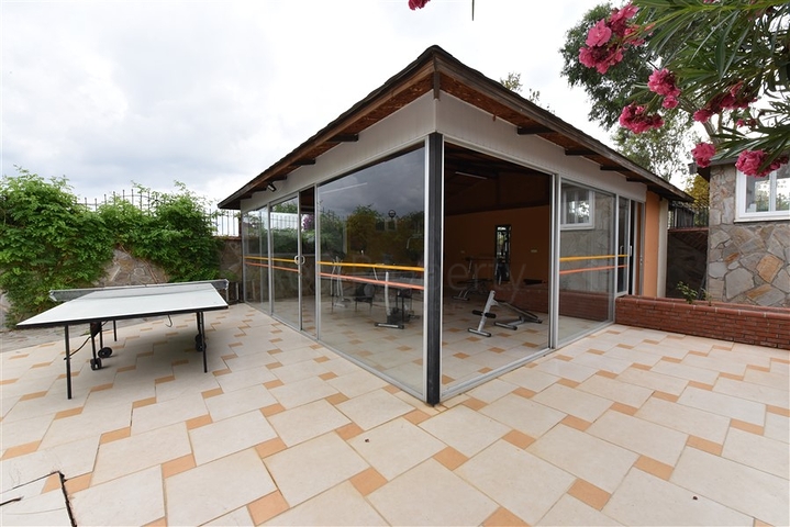 على البحر مباشرة - شقق عائلية 2 غرفة وصالة -في مدينة الانيا / منطقة ديمرتاش 