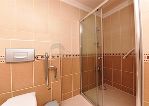 على البحر مباشرة - شقق عائلية 2 غرفة وصالة -في مدينة الانيا / منطقة ديمرتاش 