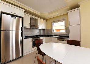 على البحر مباشرة - شقق عائلية 2 غرفة وصالة -في مدينة الانيا / منطقة ديمرتاش 