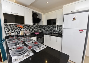 تصميم انيق - شقة مؤثثة - غرفة وصالة - قريبة من البحر - في مهموتلار  / الانيا 