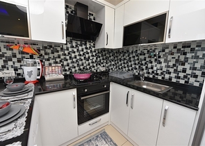 تصميم انيق - شقة مؤثثة - غرفة وصالة - قريبة من البحر - في مهموتلار  / الانيا 